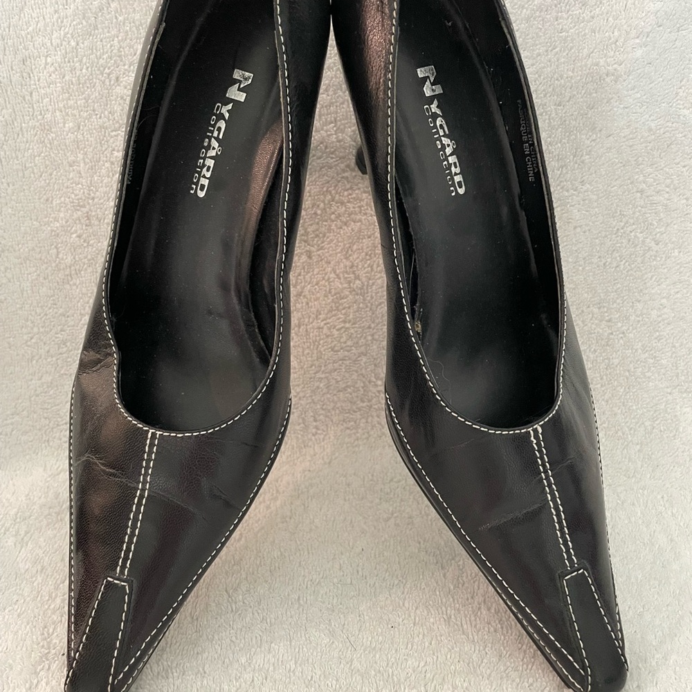 Nygardo black leather heeled pumps